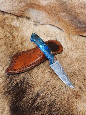 #6494 Damascus Drop Point W Maple and Honeycomb Alumilite® Resin Handle – Backside Cross Draw Sheath